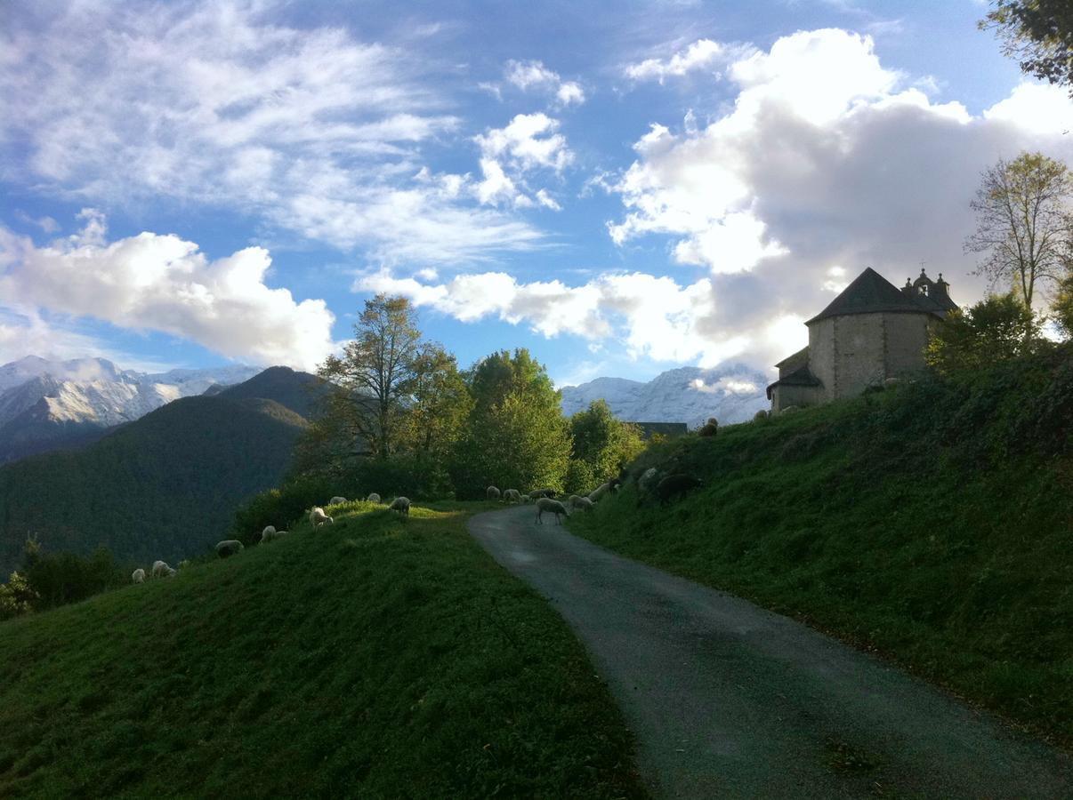 Au Detour Du Larrech Panzió Castillon-en-Couserans Kültér fotó